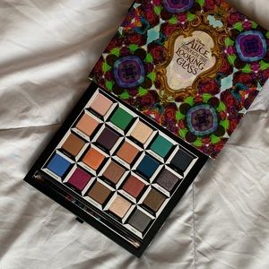 Urban Decay “Alice Through The Looking Glass”
